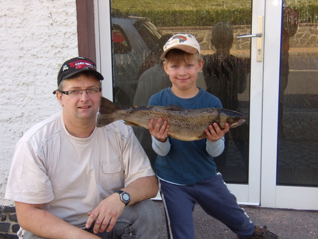 Steffen Seifert -  Bachforelle 
 61 cm 
 2,550 kg 
 Ausgleichbecken Eichicht 
 Spinnfischen 
 03.06.2011 